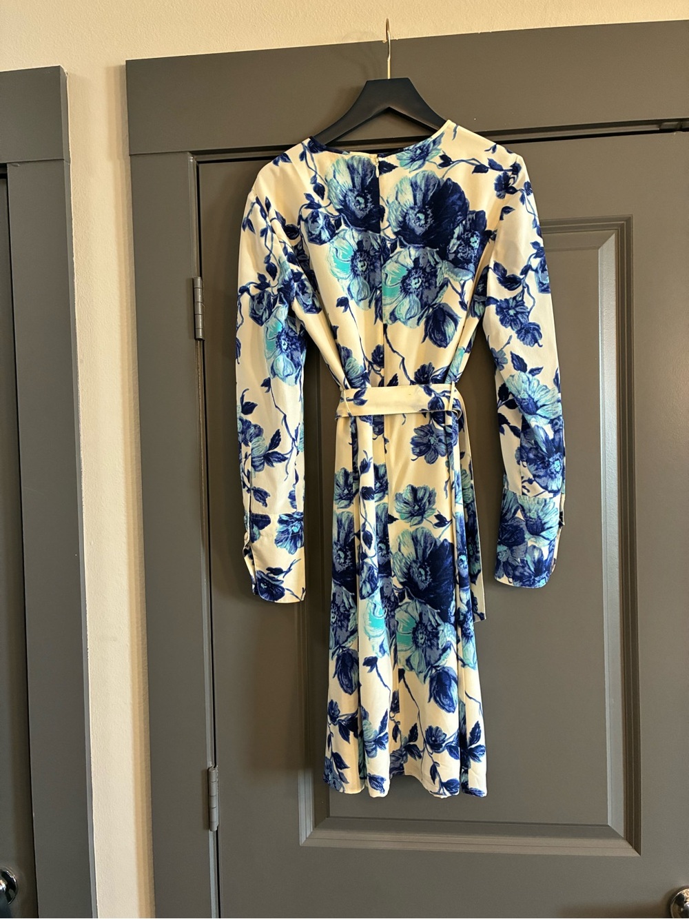 Tory Burch 💯 Silk White Dress with Blue Floral Print and Belt - Picture 4 of 6